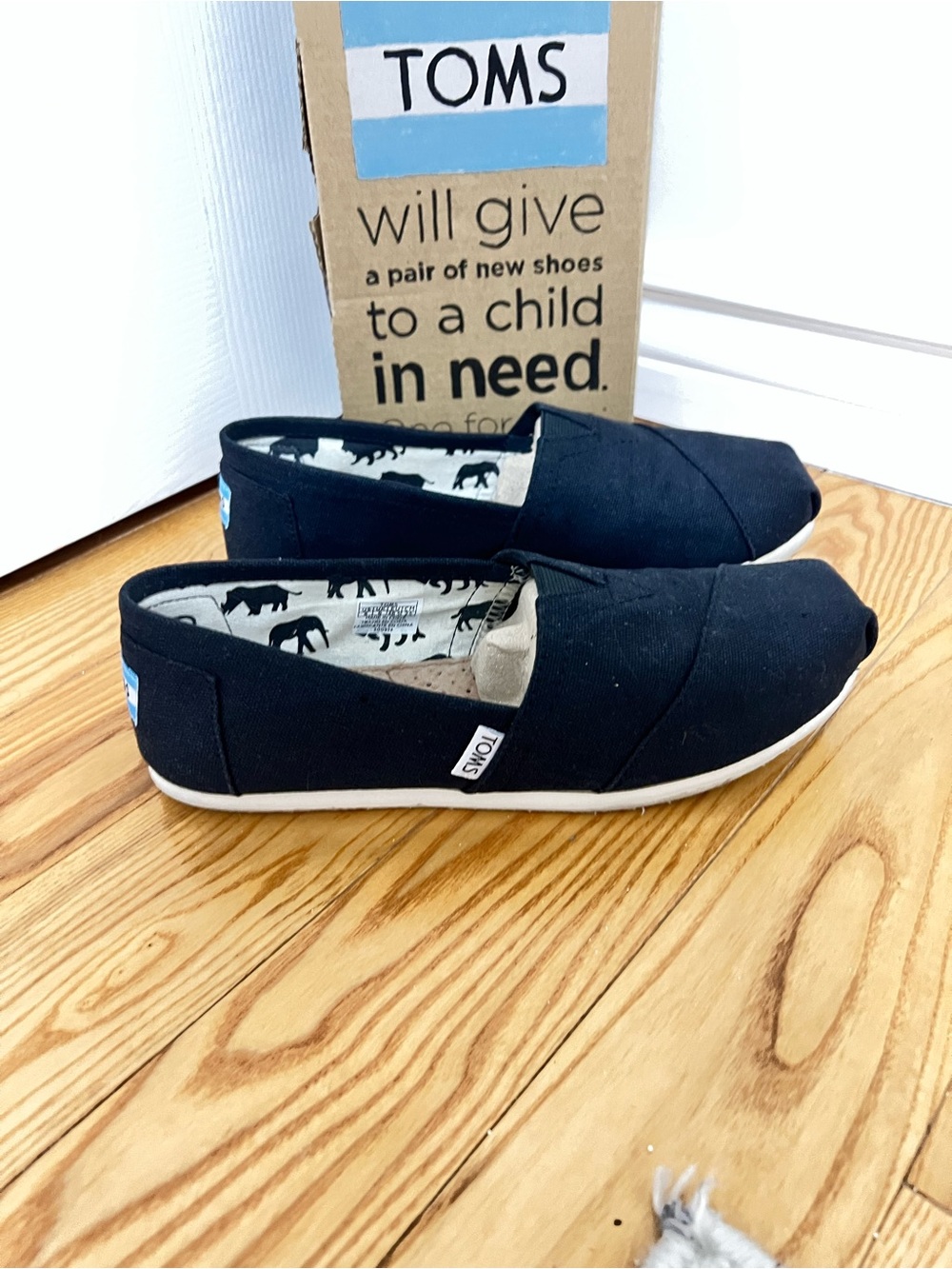 TOMS Black Canvas Slip-On Shoes with White Printed Lining-Like New Size 8W